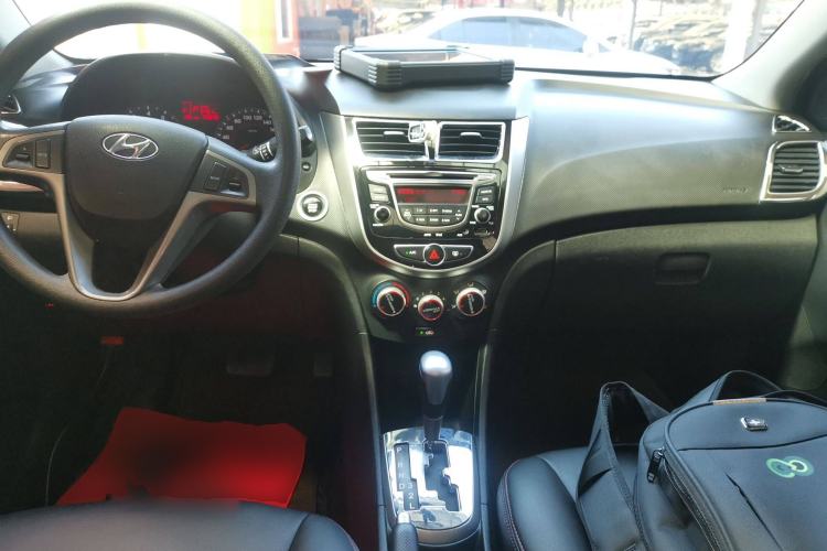 Used Hyundai Verna Ray 2014 1.6L Automatic TOP Center Console