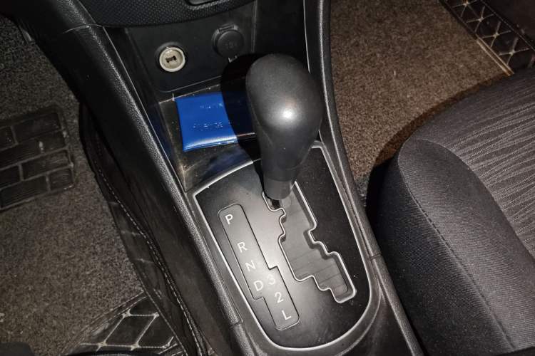 Used Hyundai Verna Ray 2014 1.4L Automatic GLX Gear Lever