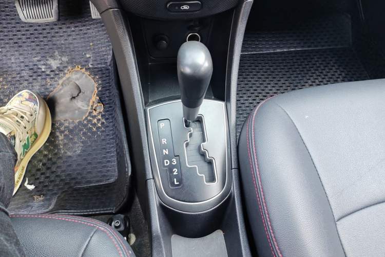 Used Hyundai Verna Ray 2014 1.4L Automatic GLX Gear Lever