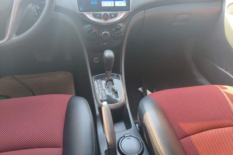 Used Hyundai Verna Ray 2014 1.4L Automatic GLX Gear Lever