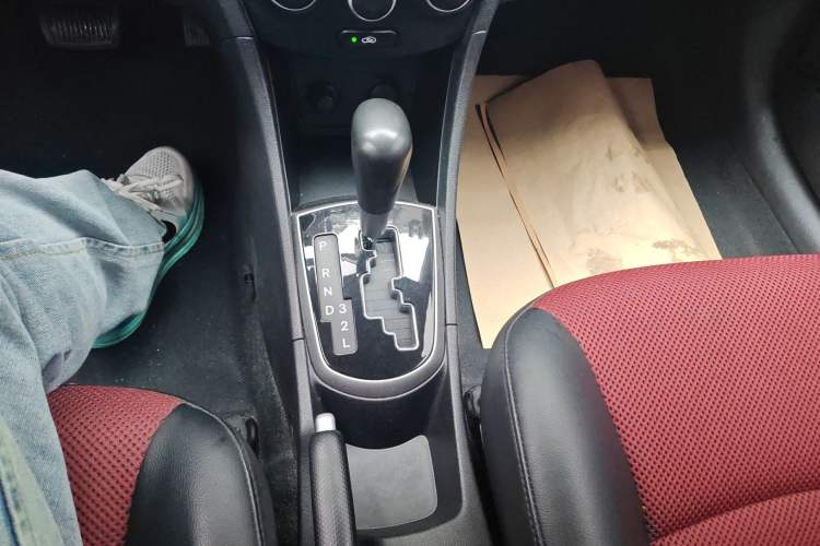 Used Hyundai Verna Ray 2014 1.4L Automatic GLX Gear Lever