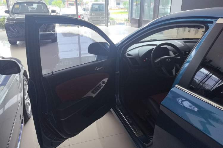 Used Hyundai Verna Ray 2014 1.6L Automatic TOP Interior 2