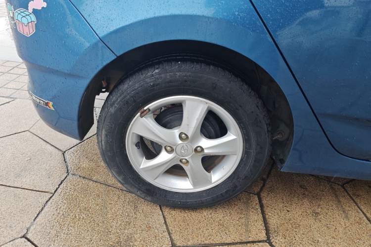 Used Hyundai Verna Ray 2014 1.4L Automatic GLX Right Rear Wheel Hub