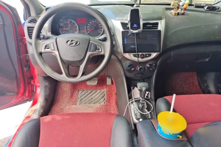 Used Hyundai Verna Ray 2014 1.6L Automatic TOP Center Console