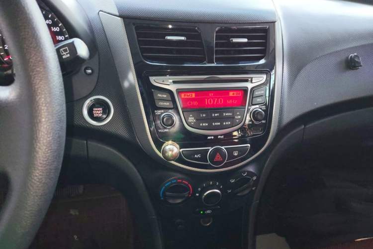 Used Hyundai Verna Ray 2014 1.6L Automatic TOP Audio And AC Panel