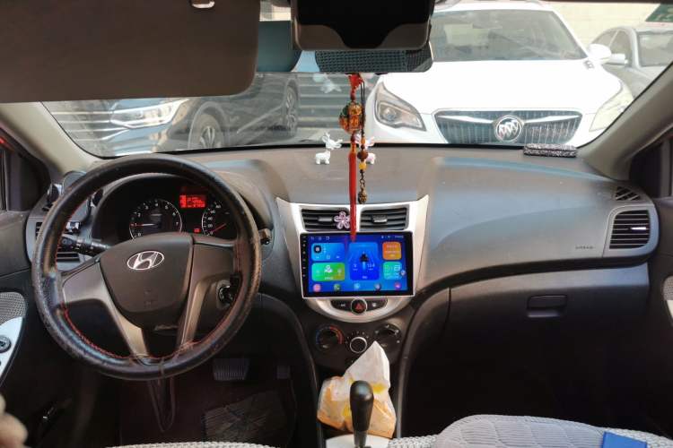 Used Hyundai Verna Ray 2014 1.4L Automatic GLX Center Console