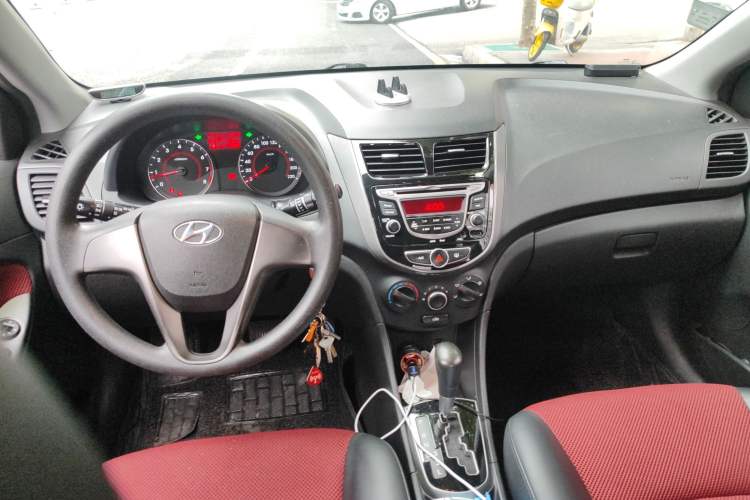 Used Hyundai Verna Ray 2014 1.4L Automatic GLX Center Console