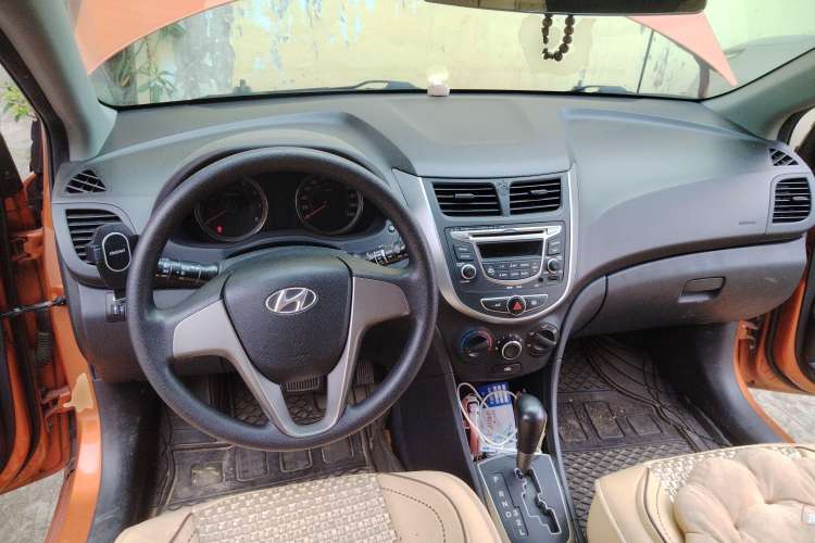 Used Hyundai Verna Ray 2014 1.4L Automatic TOP Center Console