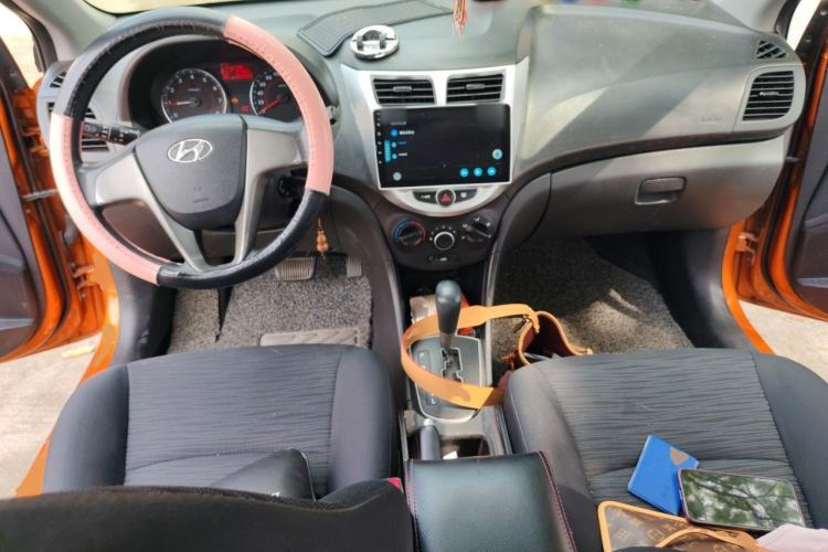 Used Hyundai Verna Ray 2014 1.4L Automatic GLX Center Console