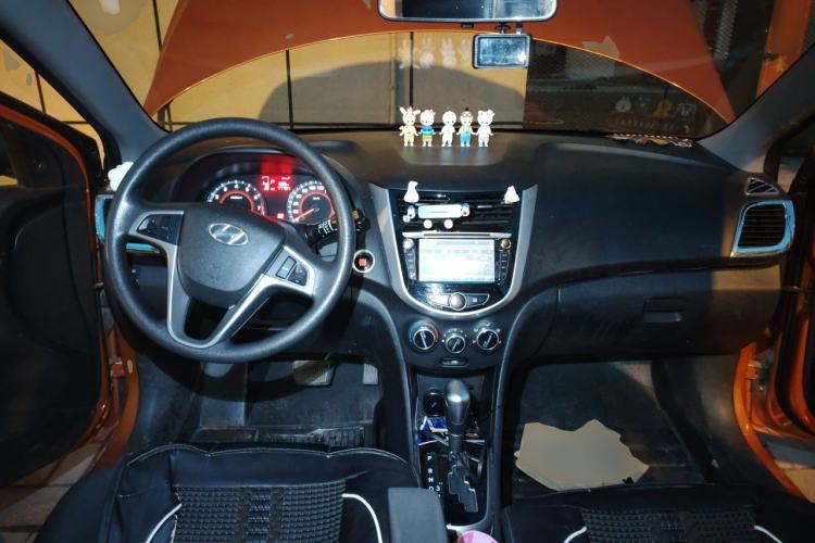Used Hyundai Verna Ray 2014 1.6L Automatic TOP Center Console