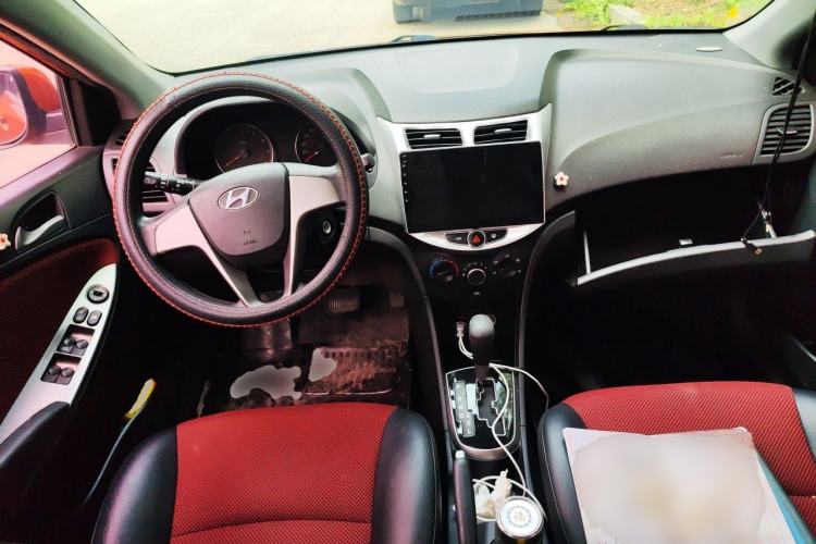Used Hyundai Verna Ray 2014 1.4L Automatic GLX Center Console