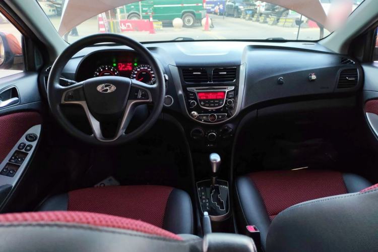 Used Hyundai Verna Ray 2014 1.6L Automatic TOP Center Console