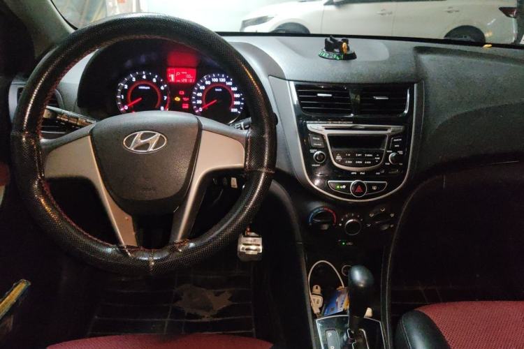 Used Hyundai Verna Ray 2014 1.4L Automatic GLX Center Console