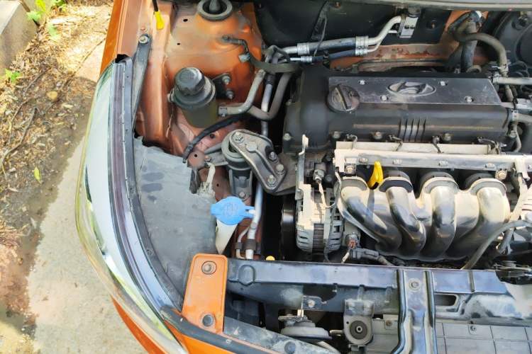Used Hyundai Verna Ray 2014 1.4L Automatic GLX Engine Bay Right