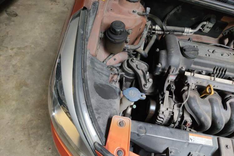 Used Hyundai Verna Ray 2014 1.4L Automatic GLX Engine Bay Right