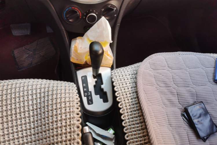 Used Hyundai Verna Ray 2014 1.4L Automatic GLX Gear Lever