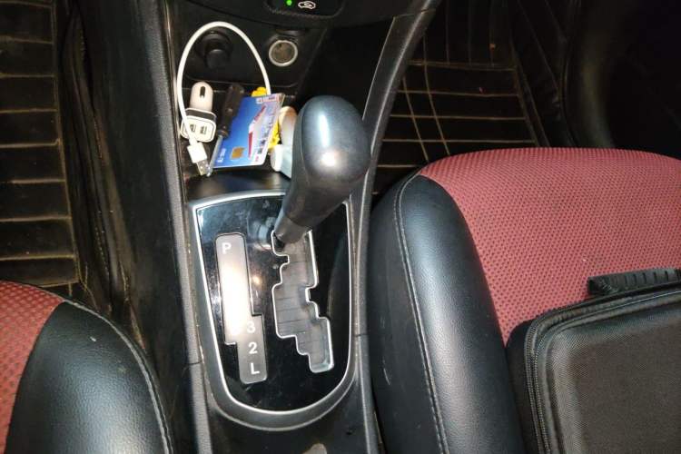 Used Hyundai Verna Ray 2014 1.4L Automatic GLX Gear Lever