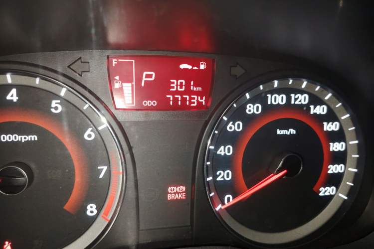 Used Hyundai Verna Ray 2014 1.6L Automatic TOP Odometer Close Up