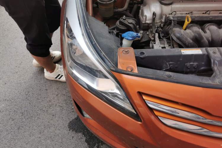 Used Hyundai Verna Ray 2014 1.4L Automatic GLX Right Front Headlight
