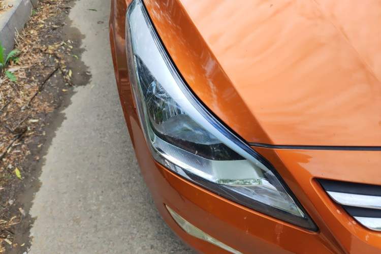 Used Hyundai Verna Ray 2014 1.4L Automatic GLX Right Front Headlight