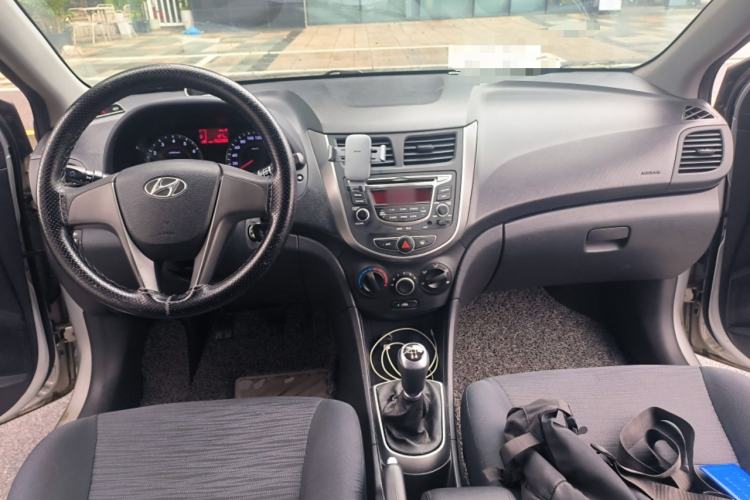 Used Hyundai Verna Ray 2014 1.4L Manual GLX Center Console