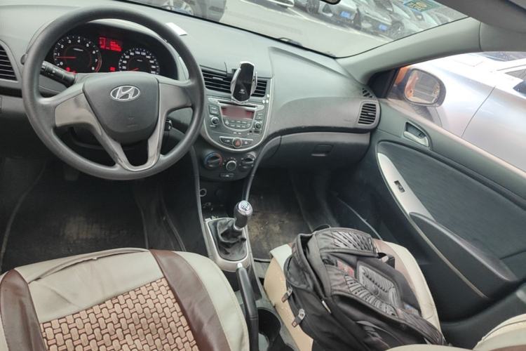 Used Hyundai Verna Ray 2014 1.4L Manual GLX Center Console