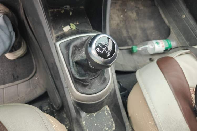 Used Hyundai Verna Ray 2014 1.4L Manual GLX Gear Lever
