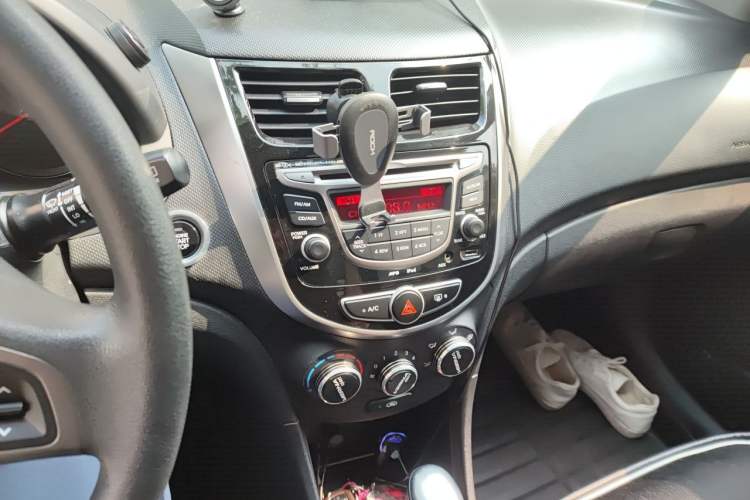 Used Hyundai Verna Ray 2014 1.6L Automatic TOP Audio And AC Panel