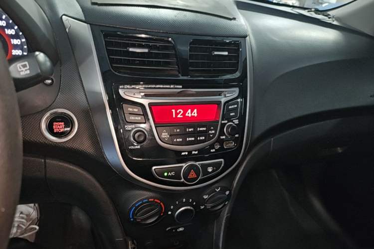 Used Hyundai Verna Ray 2014 1.6L Automatic TOP Audio And AC Panel