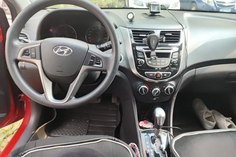 Used Hyundai Verna Ray 2014 1.6L Automatic TOP Center Console
