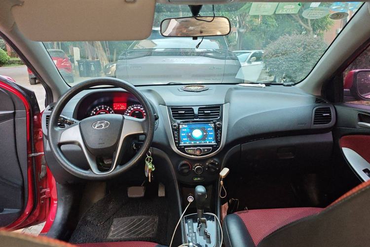 Used Hyundai Verna Ray 2014 1.4L Automatic GLX Center Console