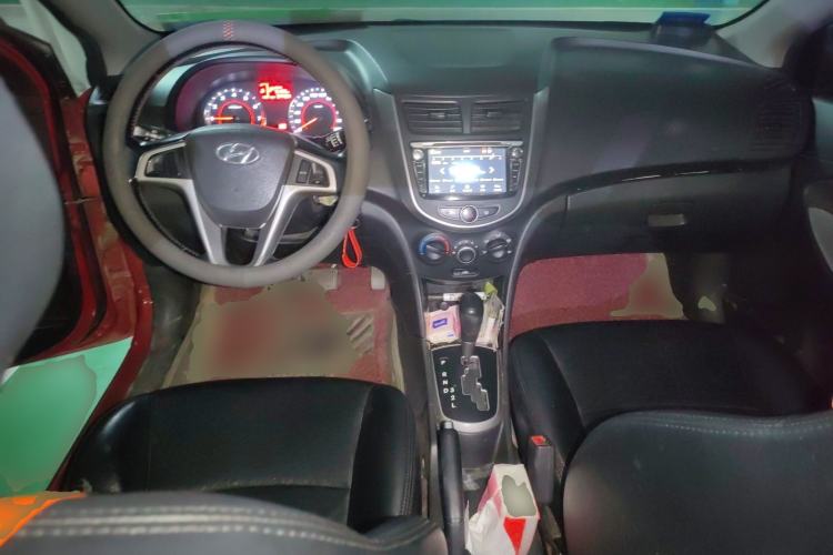 Used Hyundai Verna Ray 2014 1.4L Automatic GLX Center Console