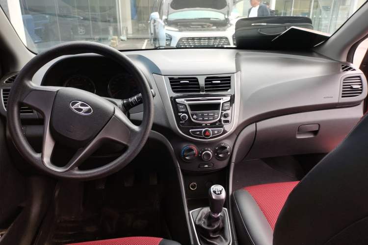 Used Hyundai Verna Ray 2014 1.4L Manual GLX Center Console