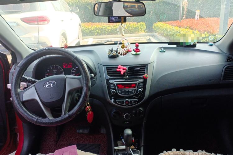 Used Hyundai Verna Ray 2014 1.4L Automatic GLX Center Console