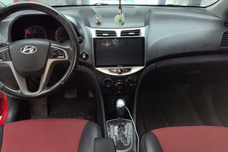 Used Hyundai Verna Ray 2014 1.6L Automatic TOP Center Console