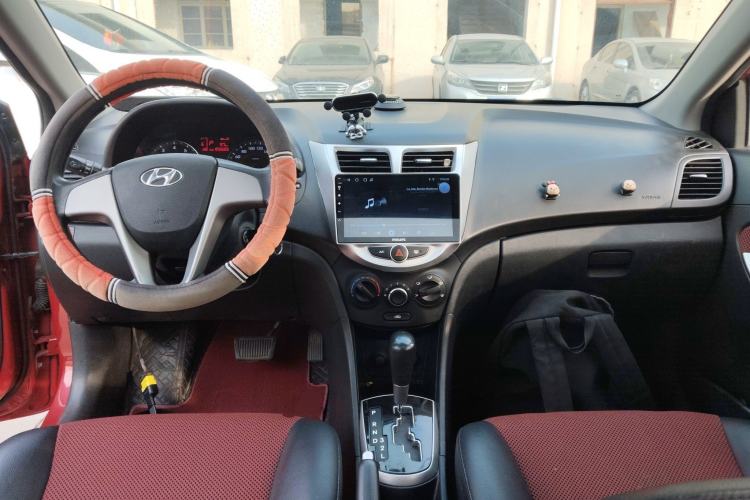 Used Hyundai Verna Ray 2014 1.4L Automatic GLX Center Console