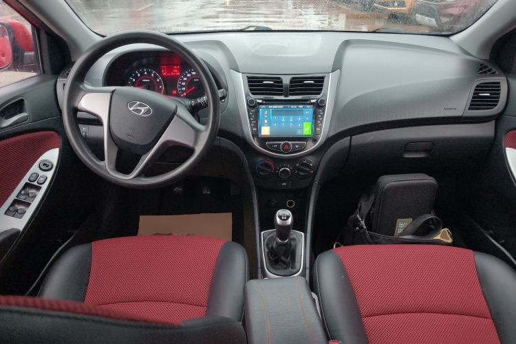 Used Hyundai Verna Ray 2014 1.4L Manual GLX Center Console