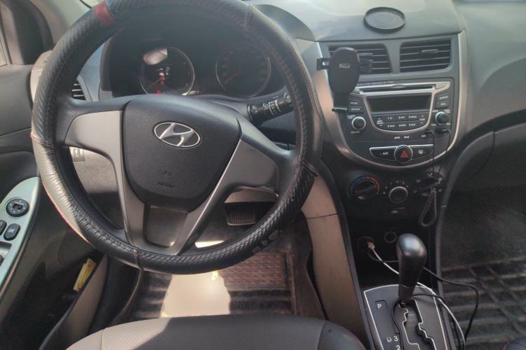 Used Hyundai Verna Ray 2014 1.4L Automatic GLX Center Console