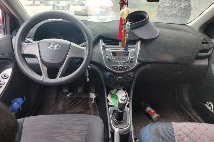 Used Hyundai Verna Ray 2014 1.4L Manual GLX Center Console