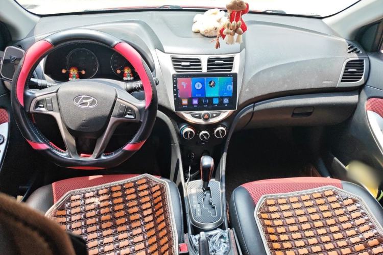 Used Hyundai Verna Ray 2014 1.4L Automatic GLX Center Console