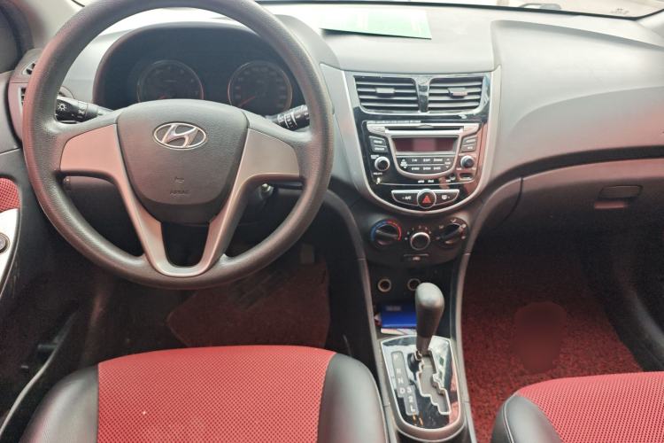 Used Hyundai Verna Ray 2014 1.4L Automatic GLX Center Console