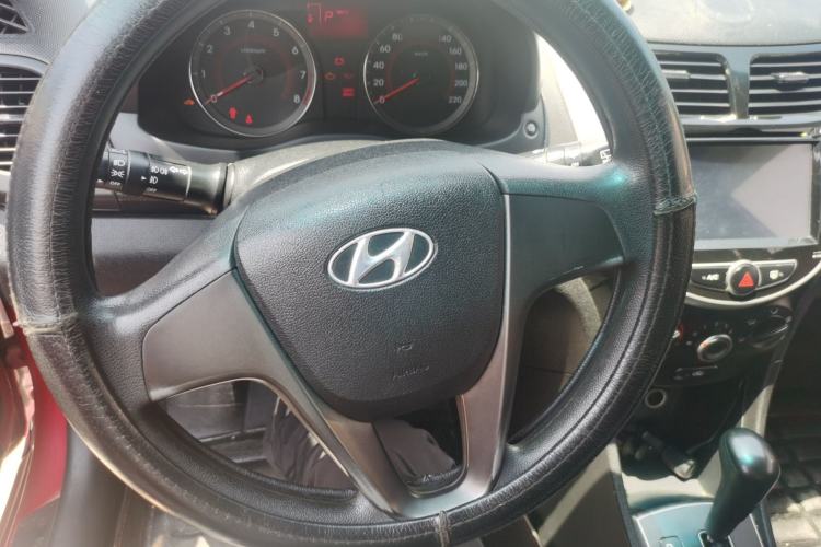 Used Hyundai Verna Ray 2014 1.4L Automatic GLX Center Console