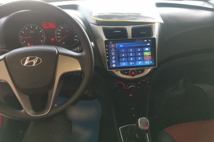 Used Hyundai Verna Ray 2014 1.4L Manual GLX Center Console
