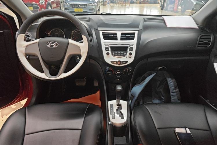 Used Hyundai Verna Ray 2014 1.4L Automatic GLX Center Console