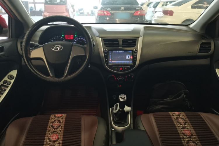 Used Hyundai Verna Ray 2014 1.4L Manual GLX Center Console