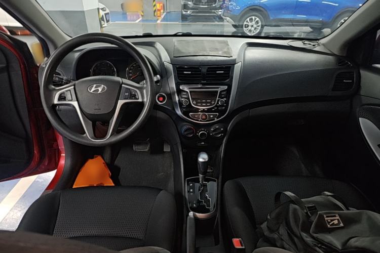 Used Hyundai Verna Ray 2014 1.6L Automatic TOP Center Console