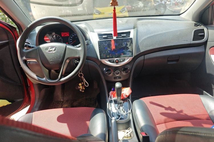 Used Hyundai Verna Ray 2014 1.4L Automatic GLX Center Console