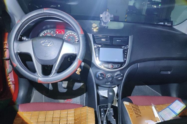 Used Hyundai Verna Ray 2014 1.4L Automatic GLX Center Console