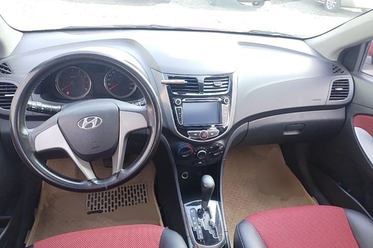 Used Hyundai Verna Ray 2014 1.4L Automatic GLX Center Console