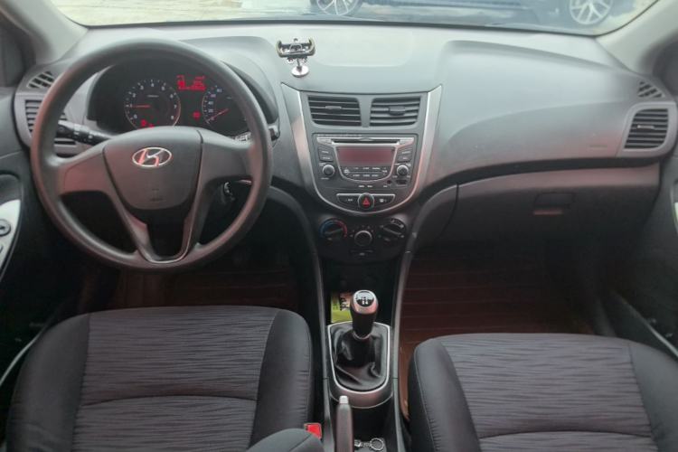 Used Hyundai Verna Ray 2014 1.4L Manual GLX Center Console